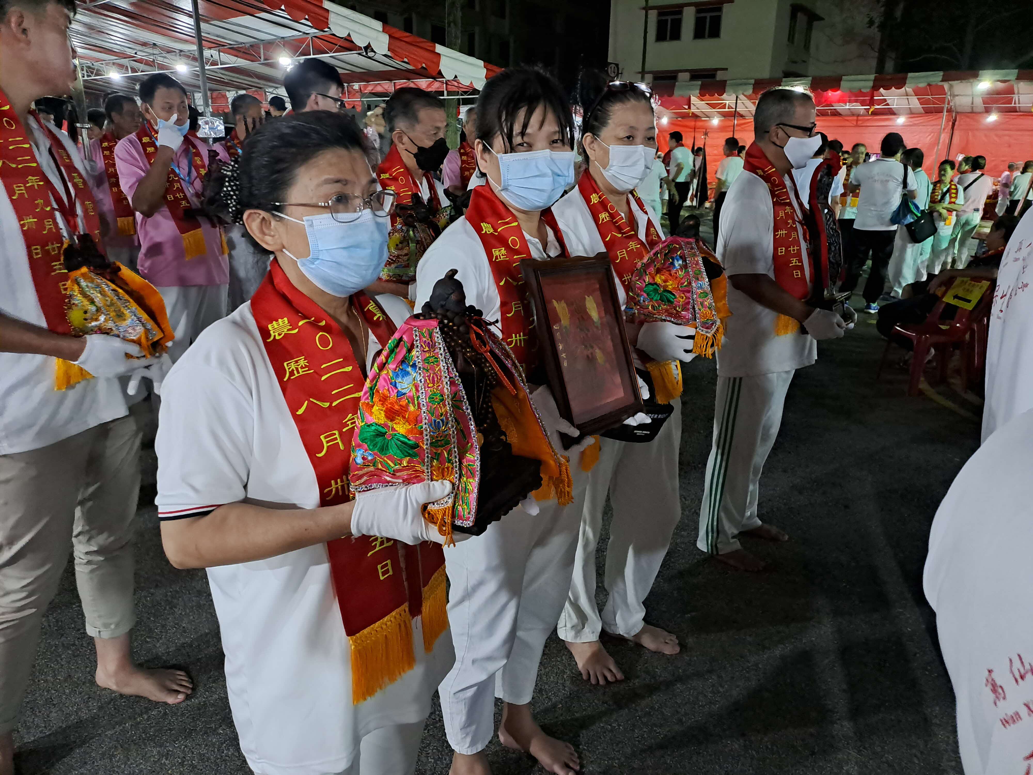 Lin Guniang’s and Lei Niangniang’s statues being carried to their new premises at the newly renovated Zhen Long Gong on the night of 24 September 2022. Courtesy of Ng Yi-Sheng.